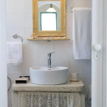 Feriehus Wave Lullaby, Peaceful Beachfront Retreat In Paros Molos (Paros)